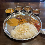 ラジャ - カレーの皿はトレーの外にカレーはトレーの上に