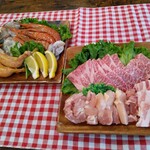 カフェレスト サブレ - 前日まで予約　バーベキューセット一人前4400円（豚肉、鶏肉、イカ、エビ、野菜、おにぎり、ソーセージ、サラダ、焼きそば、デザート　）