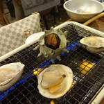 磯丸水産 - 白蛤の殻焼、サザエの壺焼き