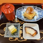 一齊 - 御飯には赤出汁、サワラの幽庵焼き、出汁巻き玉子、漬物が付いています