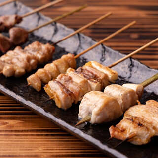 We are confident in the freshness and taste. We are proud of our skewers and sashimi smoked with Tosa Bincho charcoal.