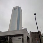 加賀 - 目の前に聳えるオペラシティ(新宿区)と手前は新国立劇場(渋谷区)。