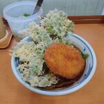 加賀 - 春菊天そば、540円に牛肉コロッケ、130円をトッピング。