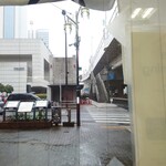 加賀 - 左側には、駅ビルでもあるオペラシティが聳えています。