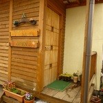ヤシマヤ - 建物に向かって右が入り口になります