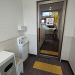 Uobei - お店入り口にも手洗い場あり