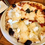 Pizzeria Parentesi - マルゲリータと色々チーズでハーフ＆ハーフ(オーガニックのクローバー蜂蜜添え