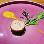 リョウリヤ ステファン パンテル - スペシャリテ　薄切り大根の奈良漬を巻いたフォアグラ　4種類の南国フルーツのソース