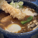 Oni Ha Soto Fuku Ha Uchi - ■極厚角煮・えび天・温玉入り　カレーうどん