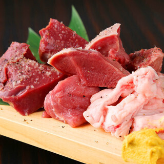 肉力屋名产!肉拼盘990日元★内脏单品290日元起♪