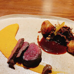 リョウリヤ ステファン パンテル - 京都鹿のモモ肉グリル　バターカボチャペースト　菊芋　鹿の首と腕肉の煮込　黒ビールソース　はっさくのピール