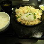 やきとり道場 神田西口店 - ランチの若鶏ももステーキ鉄板焼