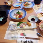 Sanzokuya - はじめのセット。珍味3品、刺身、小鉢