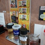 フジヤマ55 - 卓上の調味料