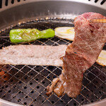 カキ小屋フィーバー&神戸焼肉 - お肉を焼いているシーン