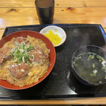 名物元祖長浜ラーメン 長浜屋台 - チキンカツとじ丼550円　わかめスープも付いてます