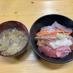 Shiogama Suisambutsunakaoroshiichiba - マイ海鮮丼＆まぐろつみれ汁