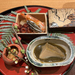 日本料理 太月 - 質高く量少な目コース２３１００円。八寸。お正月らしい盛り付けで、テンションが上がります♩ 車海老艶煮と鮑の柔らか煮肝ソースが、特に良かったです（╹◡╹）（╹◡╹）