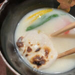 日本料理 太月 - 質高く量少な目コース２３１００円。河豚白子白味噌仕立て。お餅に見立てた河豚の白子は、炭火で炙った香ばしさも加わり、素晴らしい味わいでした（╹◡╹）（╹◡╹）