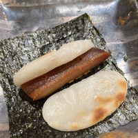 日本料理 太月 - 質高く量少な目コース２３１００円。唐墨餅。炭火で丹念に火を入れたお餅と、自家製唐墨を合わせたものです。餅と唐墨、私の中では最高の出会い物です（╹◡╹）（╹◡╹）