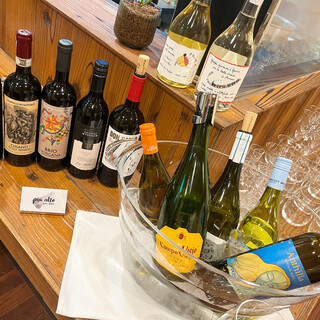 厳選されたワインで乾杯。グラスとボトルをご用意