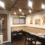 麺屋 蘭 - 奥にテーブル席があります。4x2