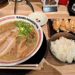 ラーメン まこと屋 - 背脂醤油ラーメン焼餃子定食1,220円