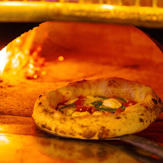 【薪窯で焼き上げる本格ナポリピッツァ】