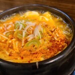 韓味家 - チゲスープは見た目ほど辛くなく、辛さに弱い私でも十分に食べられます。
            豆腐はソコソコ入っており、白ご飯と合わせるとボリューム不足ということは無さそう
            白ご飯に純豆腐チゲをバウンドさせつつ食べる