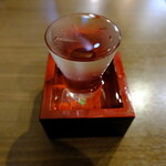 Gyougyousha - 画像ではパースで分かりにくいが、ガラスのお猪口はミニサイズ。しかしお酒は比較的たっぷりだと思った