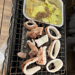 磯丸水産 - イカもハサミでカット