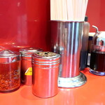 ラーメン二郎 - 卓上調味料