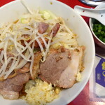 ラーメン二郎 - 汁なし半分＋ニンニク＋青ネギ