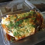 船田お好み焼店 - ソースを塗り、青海苔かけたら完成