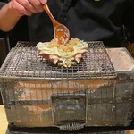 鮨処 池上 - 甲羅の上で鮨屋のチャーハンが出来上がります