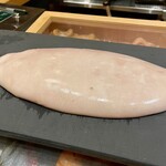 鮨処 池上 - 8kgの天然虎河豚の白子