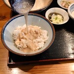 Aguri - 出汁汁と醤油で伸ばされた
                      自然薯のトロロを投入！