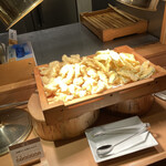 自然食ブッフェ姫蛍 - 揚げたてイカとかぼちゃの天ぷら。