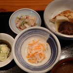 Aguri - ○煮物
                      筍、厚揚げ、人参、椎茸となる。
                      薄味気味で食感良くて美味しい味わい。
                      
                      ○甘酢和え
                      
                      ○白菜の浅漬け
                      僕的には塩分強めで漬かりが強め？（笑）
                      人それぞれ塩分の好みはあるだろうけど