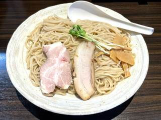 Ramen Kengou - ガッツリ400gの麺。デフォでトッピングは2種のチャーシュー、メンマ、貝割れ。