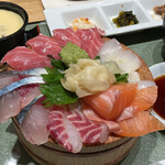 Uotoku - 2回目行った時の海鮮丼、1600円に値上げ。カニクリームコロッケ