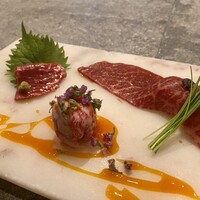 A5和牛肉料理専門店 ONIQUE TOKYO - ランプのお刺身、サーロインユッケ、内モモの振袖