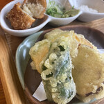 Hyakusaiya - 奥が蕎麦コロッケ　天ぷらに期待はしてなかったが、まずまずの美味しさ一番下に隠れる林檎の天ぷらにセンスが感じられた