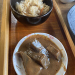 Hyakusaiya - 無料の「旭の味ご飯」と「味噌蒟蒻」2人分を一つに盛り付ける