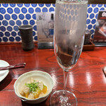 はち丸 - 日本酒はグラスで提供、この後沢山おかわりした