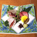 季節料理と日本酒のお店 川崎 魚商店 - おまかせお造り盛り合わせ三種盛り1,580円。この日は中とろ、クエ、シマアジ。すべて生。熟成はしていないそう。どれも柔らかく、それぞれのお魚の特徴が出ています