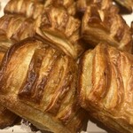 ラ・ボントーン - 料理写真:冬限定　牡蠣のムニエル　356円　生牡蠣をムニエルにしてパリパリフィユタージュに詰め込んで。ガーリックバター味で最強の旨み！