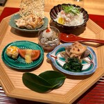 おおたに - 八寸〜ずわい蟹の飯蒸し　宮崎牛、冬野菜の時雨煮　干し柿のクリームチーズ和え　フルーツトマトの黄身酢　鉄皮ポン酢　鱈白子の醤油焼きと畳イワシ