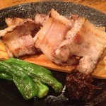 Sakana Kobayashi - 豚ばら肉（岩中豚）の網焼き 唐辛子味噌で◎