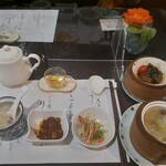 趙の飲茶 888 - お粥、付け合わせのおかず数品、スープ、中国茶、最後に一口スイーツかデザートまでつきます。朝粥のセットは500円税込ぽっきり。